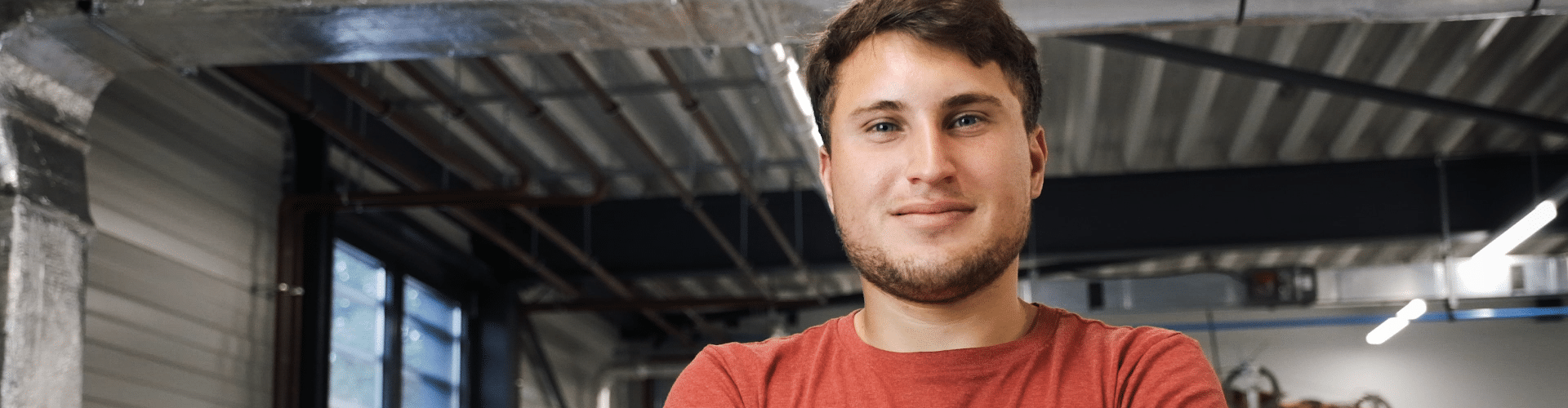 Werken en leren als elektromonteur via Strevon. Het verhaal van Quinten die een gratis opleidingstraject in de elektrotechniek volgt.