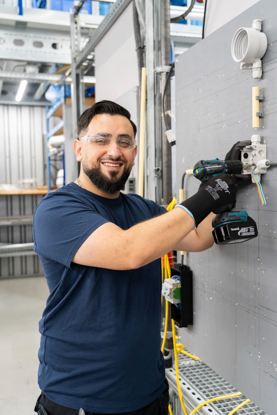 opleiding elektrotechniek: elektricien kijkt naar rechts