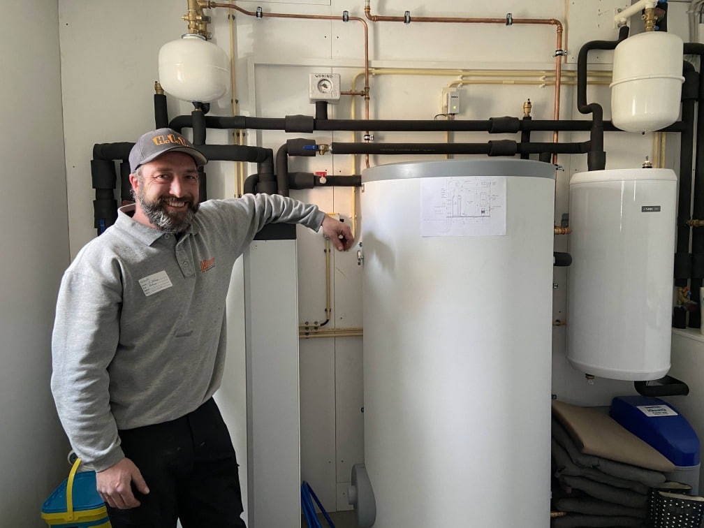 opleiding cv-installateur: monteur staat bij warmte pomp