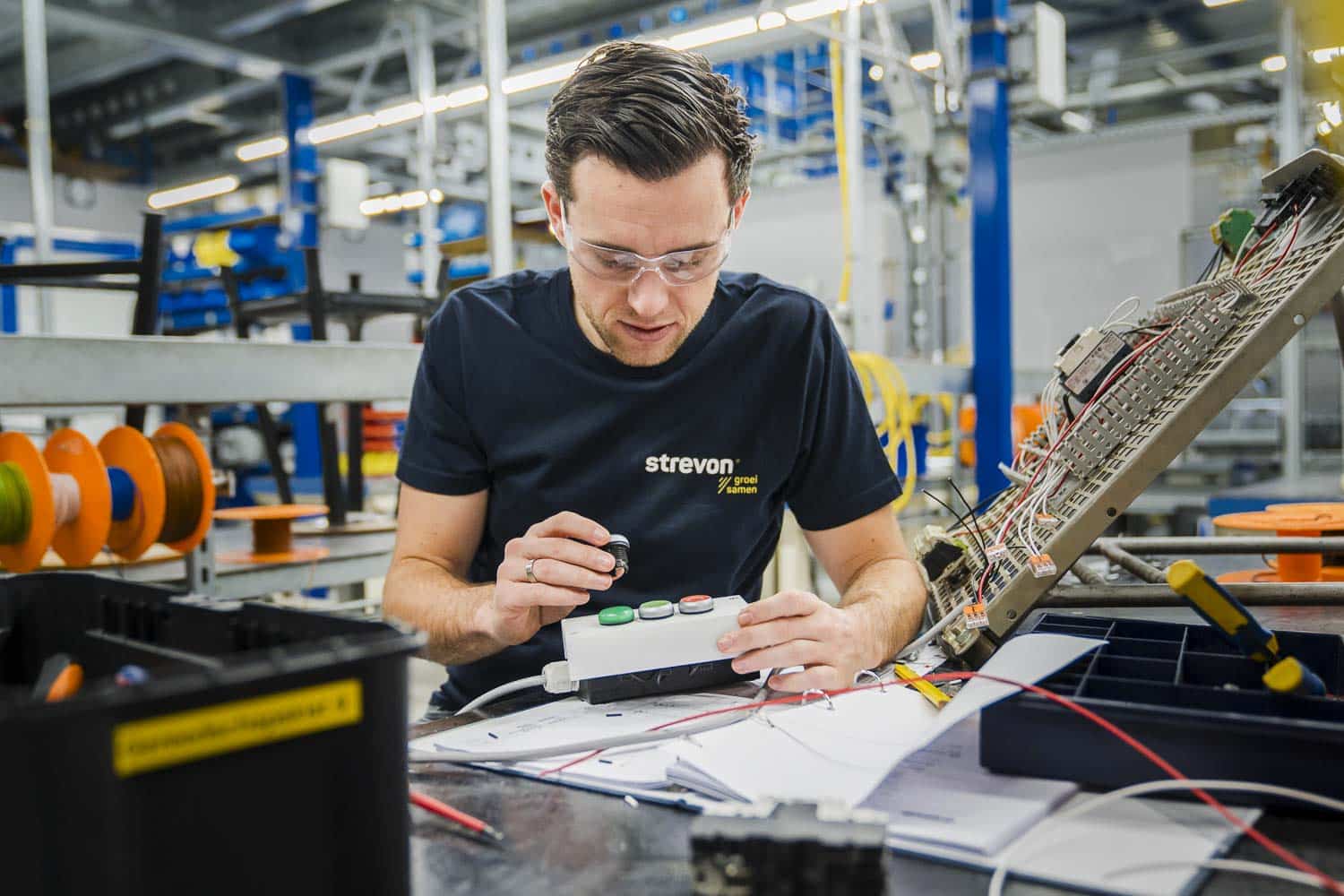 opleiding elektrotechniek: elektricien kijkt naar beneden