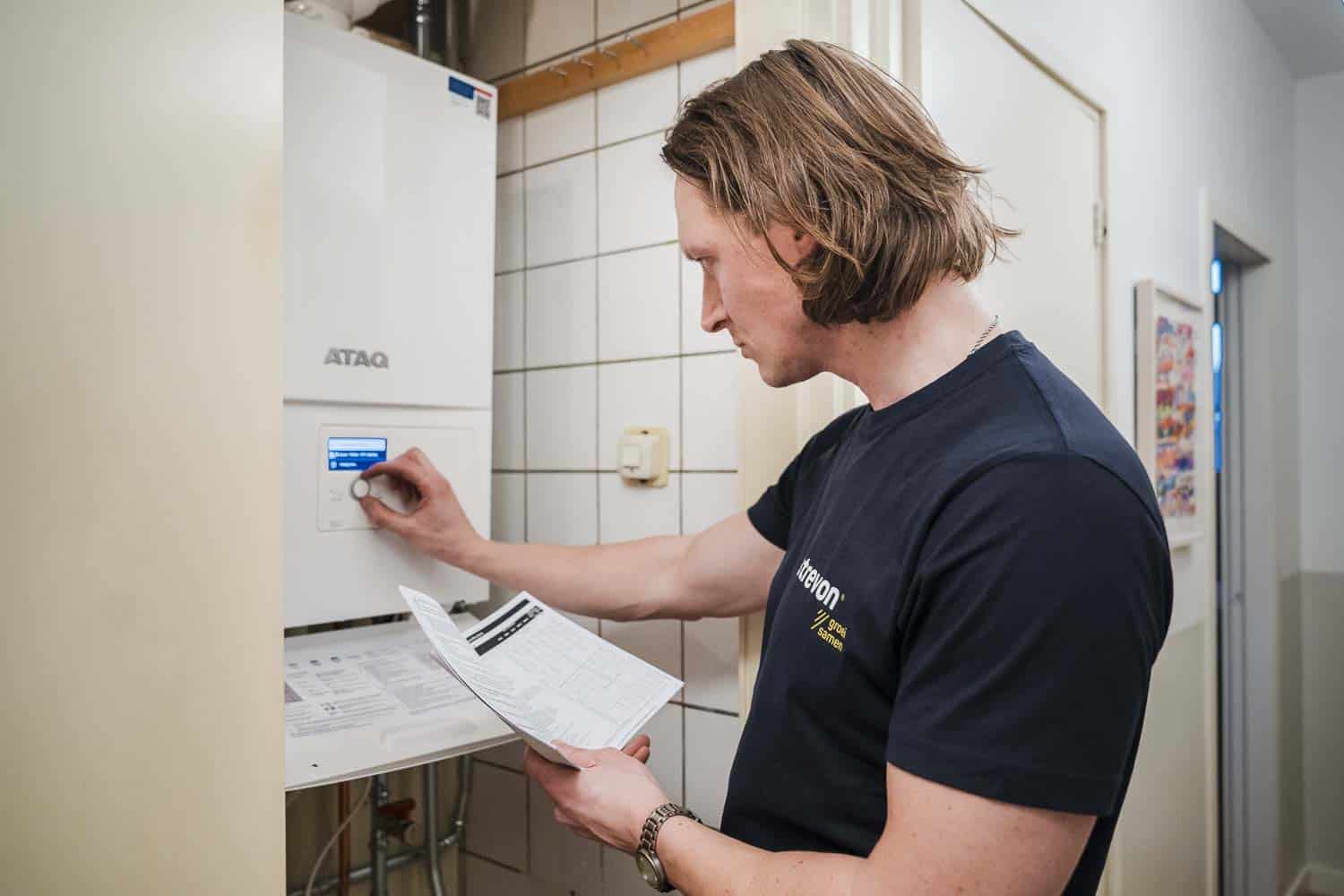 opleiding cv-installateur: monteur kijkt naar CV ketel