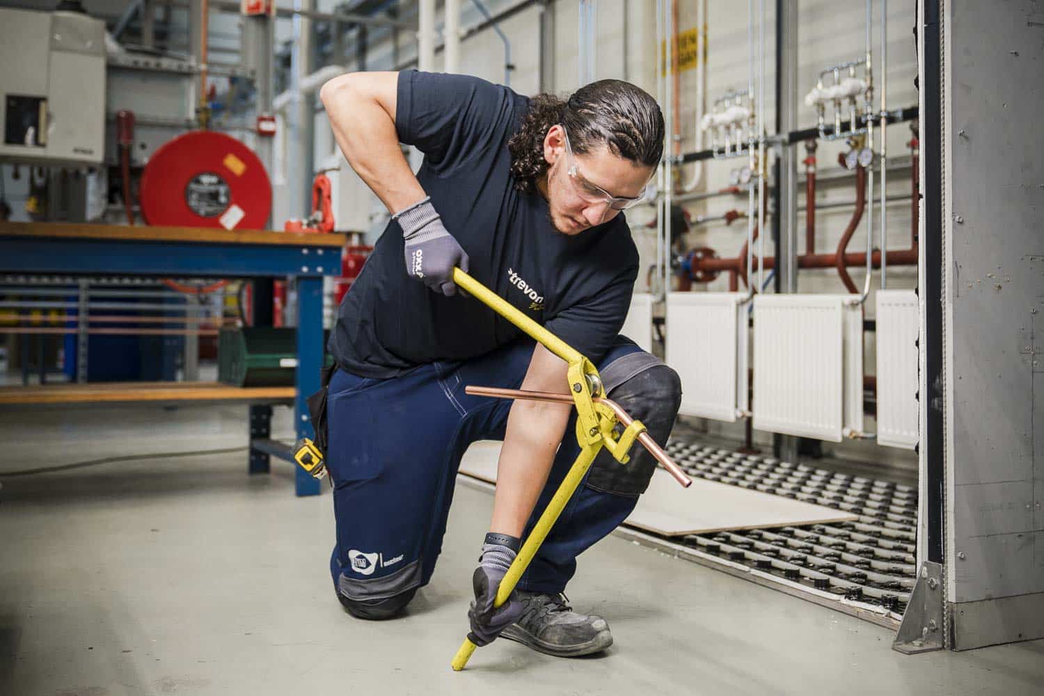 Opleiding installatiemonteur: monteur kijkt naar beneden