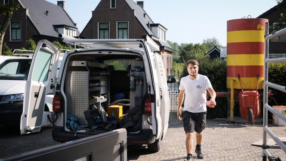 opleiding cv-installateur: monteur loopt van bus weg